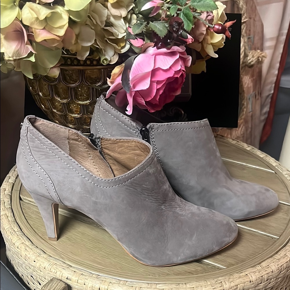 Vince Camuto Women’s VC-Vala Gray Suede Side Zip Stiletto Ankle Booties Size 9.5
